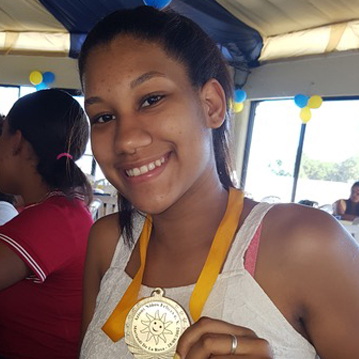 Patenkind Rosandi präsentiert stolz eine gewonnenen Medaille
